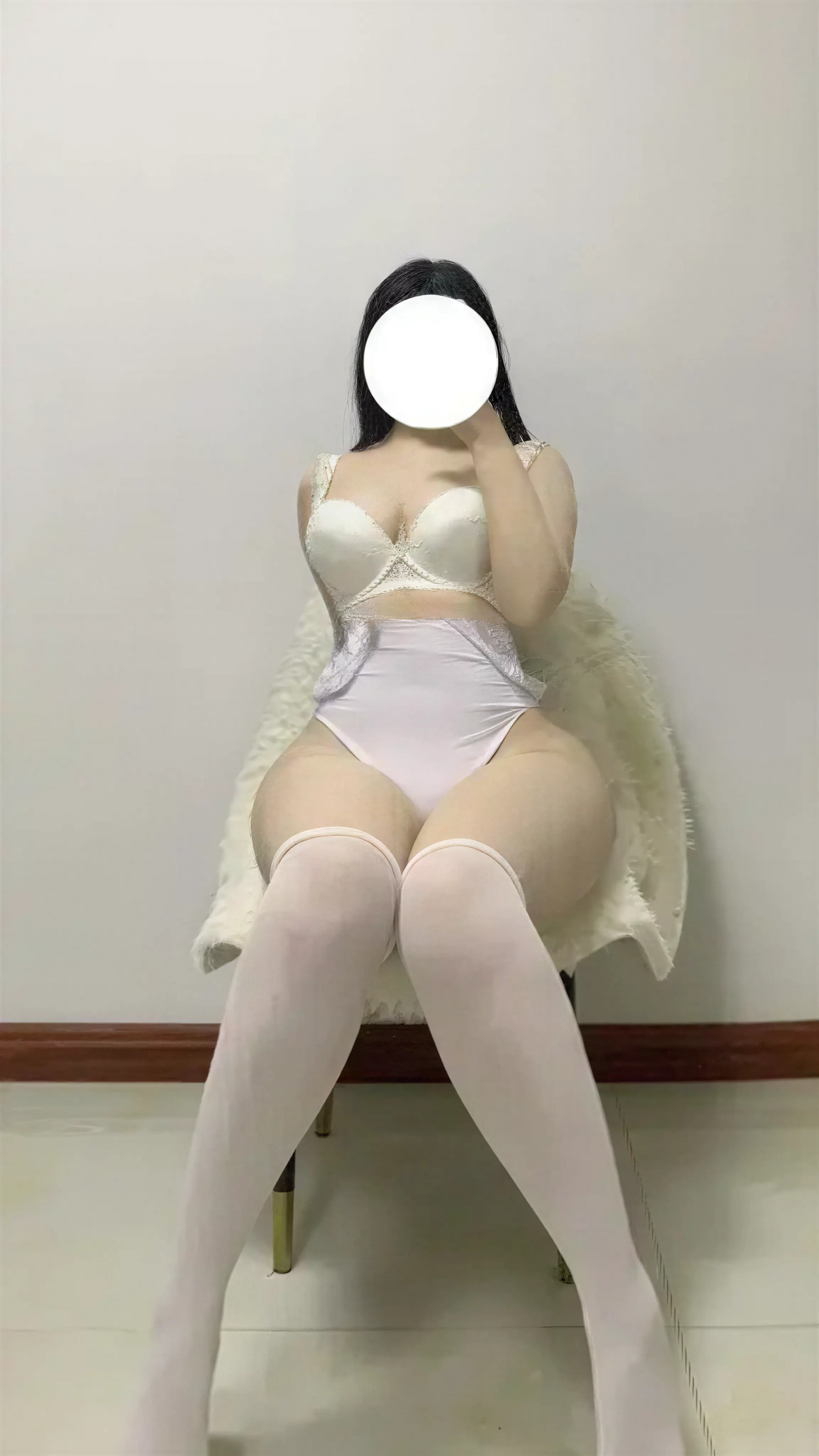 咩咩阿银 – 白丝大腚和玉足 22P